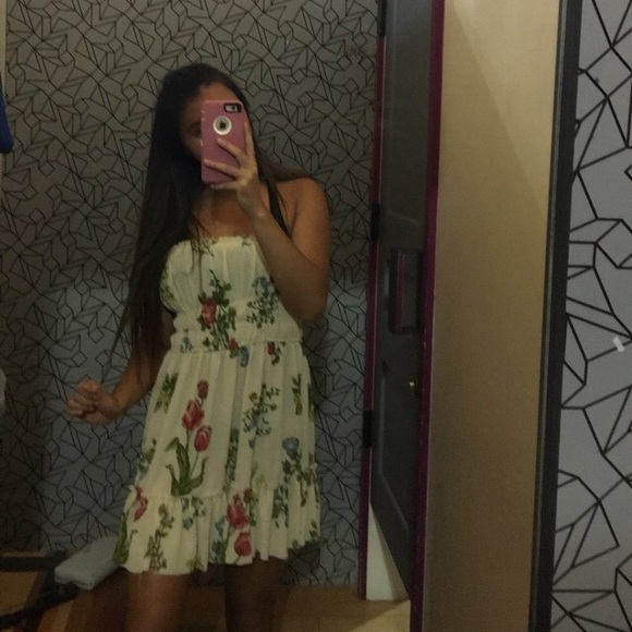 ACCEPTING OFFERS Urban Outfitters strapless dress - Picture 4 of 4